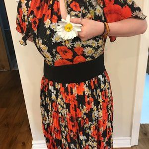 Lightweight pleated dress with Open-back